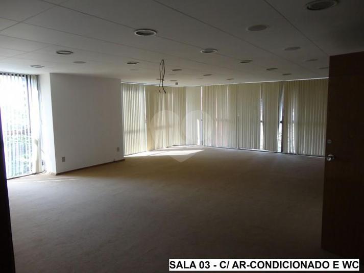 Ampla sala com vista maravilhosa, wc privativo e ar-condicionado central.