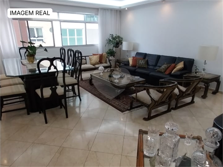 Ampla sala de jantar