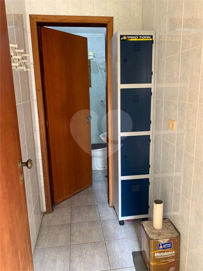 Vestiário e banheiro da churrasqueira/empregados