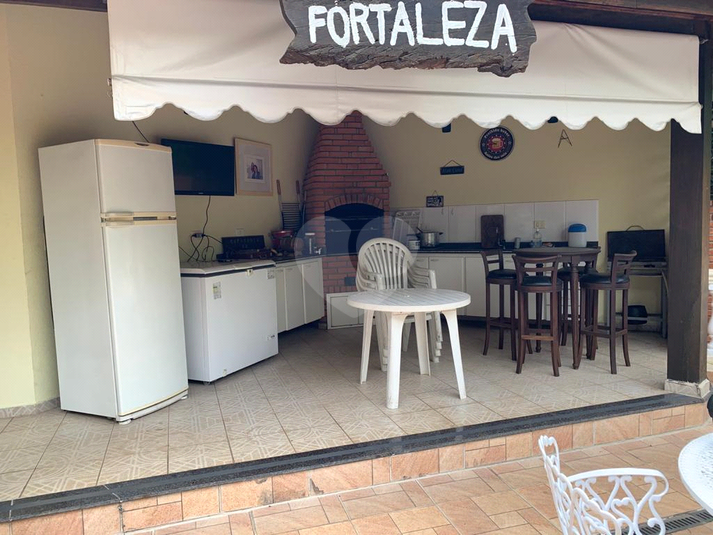 Área de lazer com churrasqueira