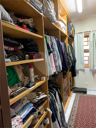 Walk-in closet da suíte máster