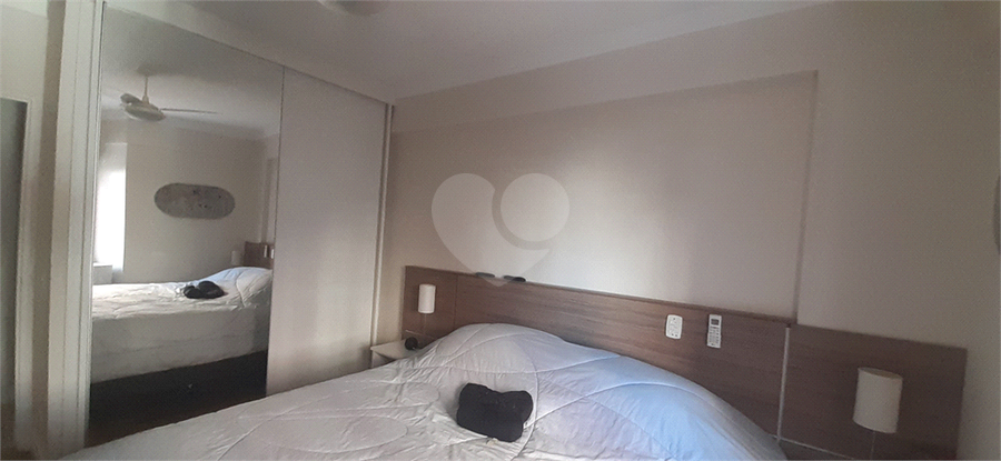 quarto com cabe confortavelmente essa cama king size