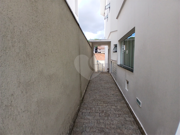 saída lateral da cozinha para um corredor lateral externo