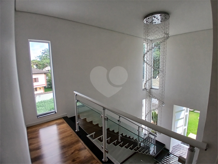 acesso ao piso superior, suítes