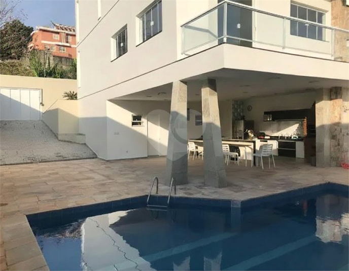 Visão do imóvel dos fundos (área de lazer, garagem e piscina)