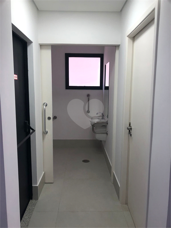 Corredor de acesso ao banheiro com acessibilidade - de acordo com ABNT