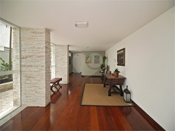 Foto REO740330