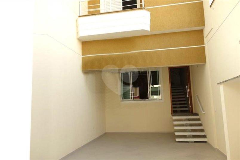 EXCELENTE SOBRADO NOVO, EM FINAL DE ACABAMENTO, COM LIVING PARA 2 AMBIENTES,LAVABO, 2 SUÍTES E 2 VAGAS.POSSUI QUINTAL E CHURRASQUEIRA.