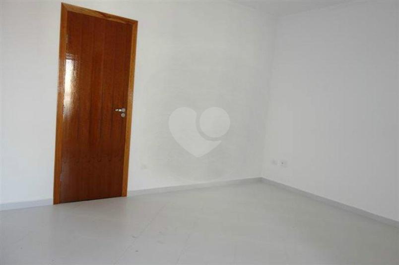 EXCELENTE SOBRADO NOVO, EM FINAL DE ACABAMENTO, COM LIVING PARA 2 AMBIENTES,LAVABO, 2 SUÍTES E 2 VAGAS.POSSUI QUINTAL E CHURRASQUEIRA.