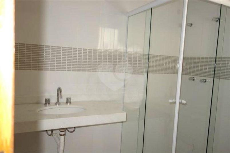 EXCELENTE SOBRADO NOVO, EM FINAL DE ACABAMENTO, COM LIVING PARA 2 AMBIENTES,LAVABO, 2 SUÍTES E 2 VAGAS.POSSUI QUINTAL E CHURRASQUEIRA.
