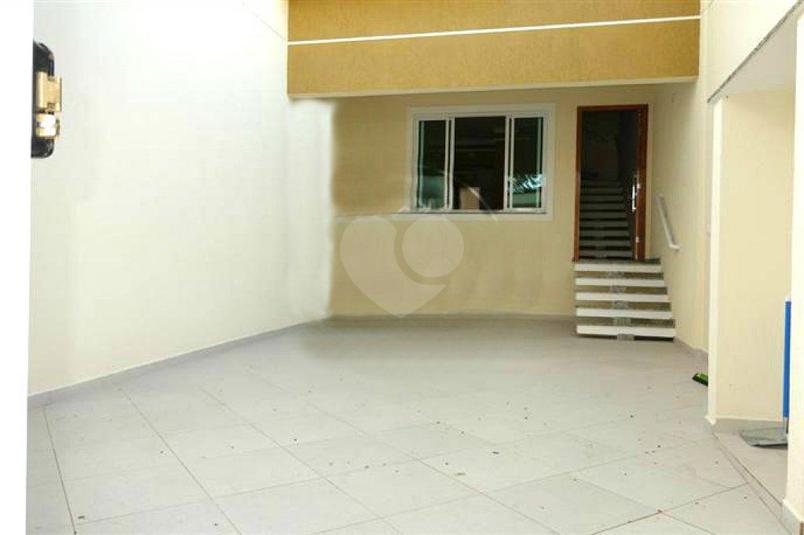 EXCELENTE SOBRADO NOVO, EM FINAL DE ACABAMENTO, COM LIVING PARA 2 AMBIENTES,LAVABO, 2 SUÍTES E 2 VAGAS.POSSUI QUINTAL E CHURRASQUEIRA.