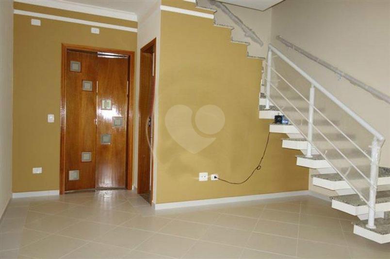 EXCELENTE SOBRADO NOVO, EM FINAL DE ACABAMENTO, COM LIVING PARA 2 AMBIENTES,LAVABO, 2 SUÍTES E 2 VAGAS.POSSUI QUINTAL E CHURRASQUEIRA.