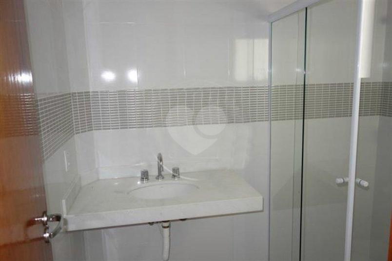 EXCELENTE SOBRADO NOVO, EM FINAL DE ACABAMENTO, COM LIVING PARA 2 AMBIENTES,LAVABO, 2 SUÍTES E 2 VAGAS.POSSUI QUINTAL E CHURRASQUEIRA.