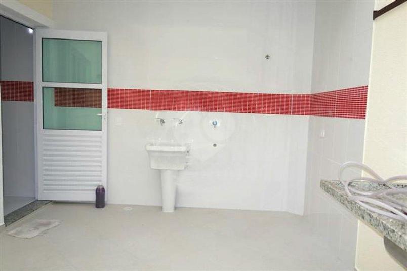 EXCELENTE SOBRADO NOVO, EM FINAL DE ACABAMENTO, COM LIVING PARA 2 AMBIENTES,LAVABO, 2 SUÍTES E 2 VAGAS.POSSUI QUINTAL E CHURRASQUEIRA.