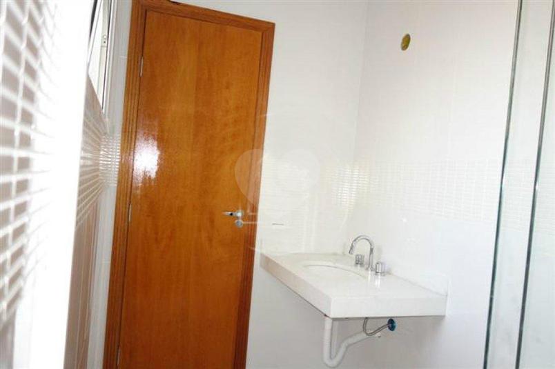 EXCELENTE SOBRADO NOVO, EM FINAL DE ACABAMENTO, COM LIVING PARA 2 AMBIENTES,LAVABO, 2 SUÍTES E 2 VAGAS.POSSUI QUINTAL E CHURRASQUEIRA.