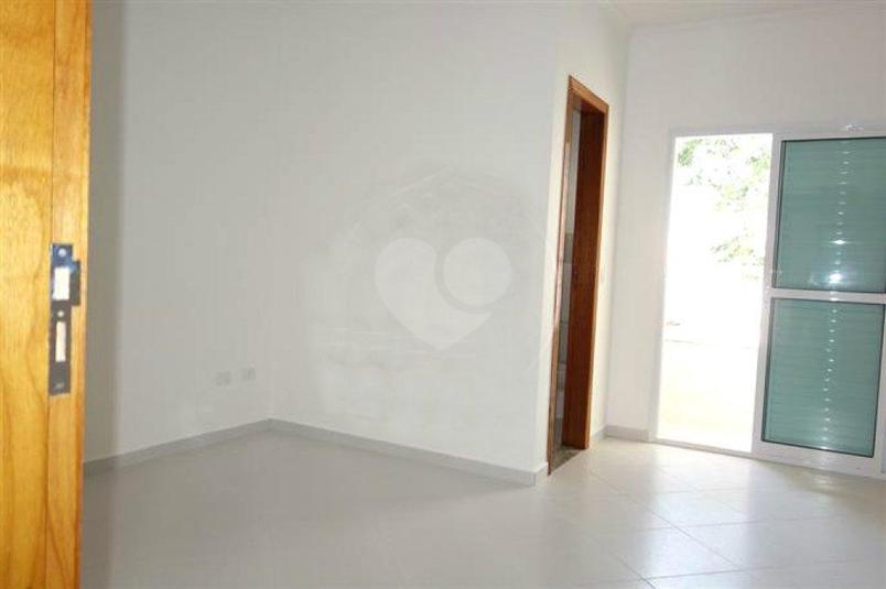 EXCELENTE SOBRADO NOVO, EM FINAL DE ACABAMENTO, COM LIVING PARA 2 AMBIENTES,LAVABO, 2 SUÍTES E 2 VAGAS.POSSUI QUINTAL E CHURRASQUEIRA.