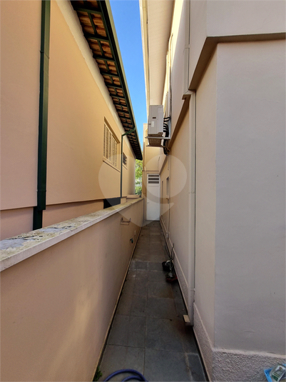 Passagem lateral de entrada