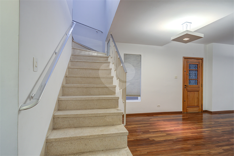 Escada para os quartos