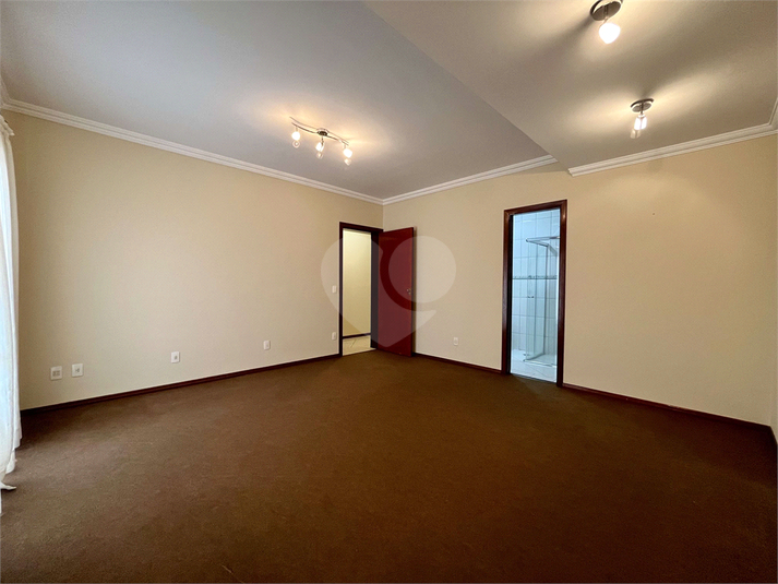 Sala de TV com banheiro