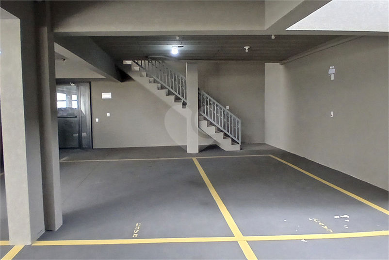 acesso para o imóvel via escada e tem o elevador plataforma ao lado