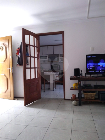 entrada ao imóvel , com acesso a cozinha