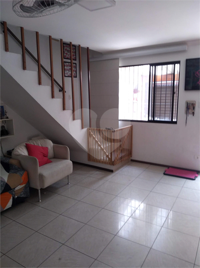 sala e acesso ao piso superior onde estão os quartos