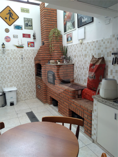 churrasqueira forno de pizza, fogão a lenha e área de convivência