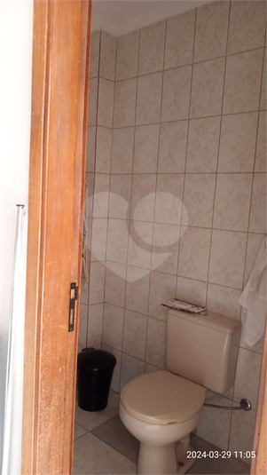 banheiro social piso térreo ao lado da lavanderia