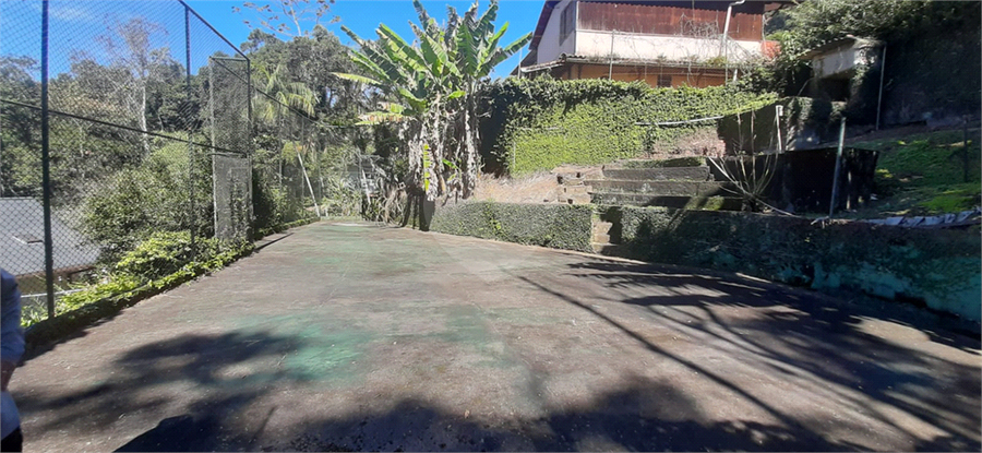 Muito espaço externo (campinho)