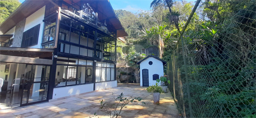 Lateral do imóvel e casinha de boneca 