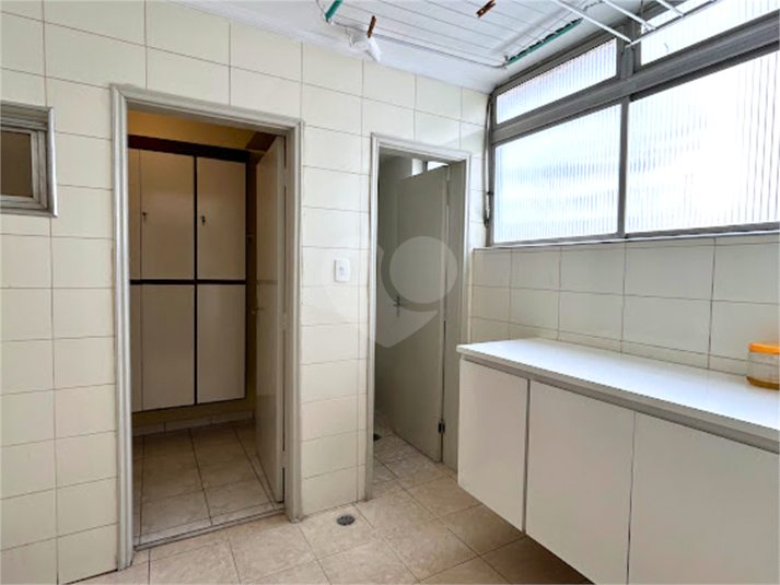 Despensa com armário e banheiro