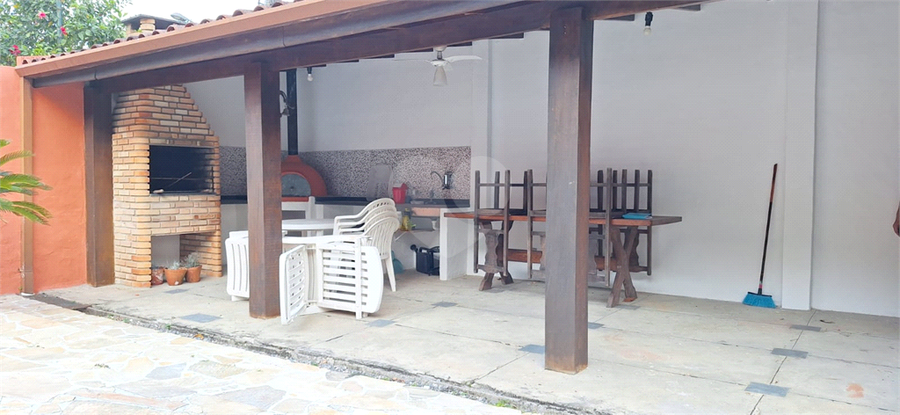 Vista da área de churrasco e pizza.