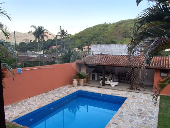 piscina e área de lazer. 