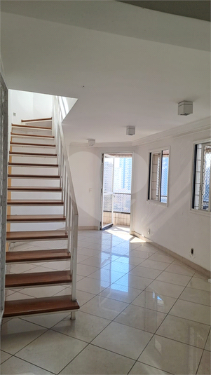 Duplex com escada em madeira