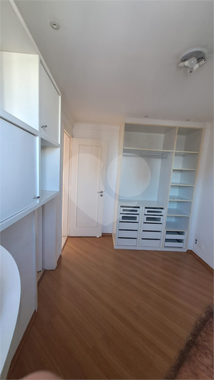 Quarto com Armários embutidos