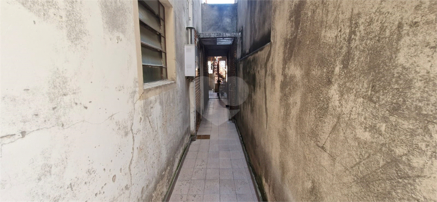 entrada lateral com passagem direta para a edícula e lavanderia