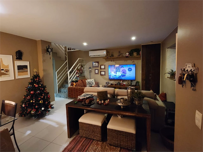 Living amplo e decorado