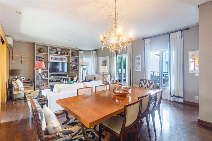 VANILLA HOUSE & GARDEN