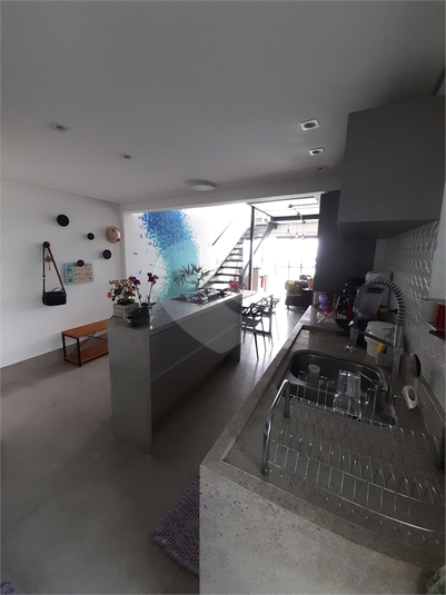 Santana's Contemporary Free Home