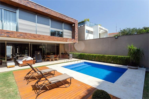 RUA HENRIQUE MARTINS,264