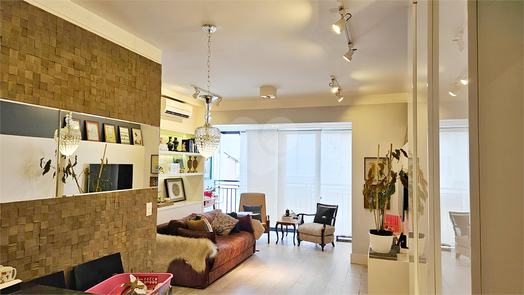 INSIDE MOEMA