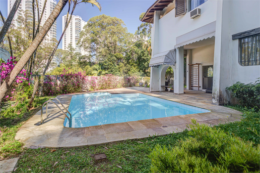 AVENIDA MANOEL DOS REIS ARAÚJO,130