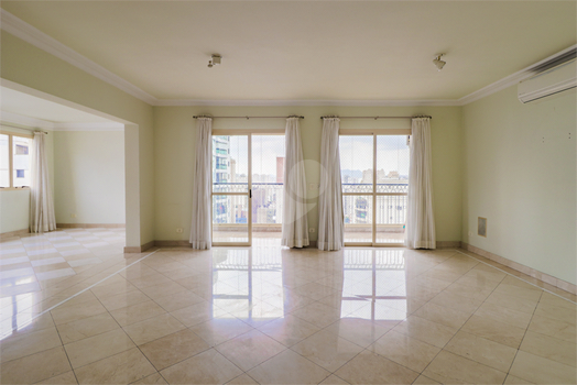 MAISON ROYALE