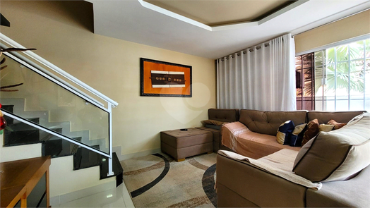 Amplo salão decorado 