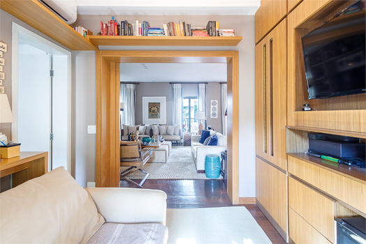 VANILLA HOUSE & GARDEN