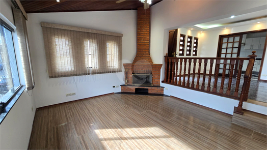 SALA DE ESTAR COM PISO FRIO E TETO DE MADEIRA