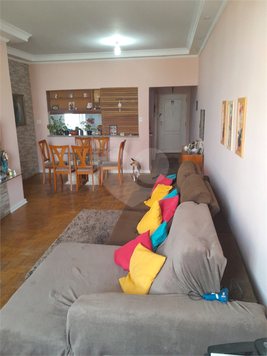 Living para dois ambientes: Sala de jantar e T.V.