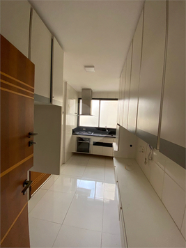 Cozinha repleta de armários 