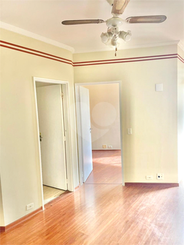 Vista da porta do banheiro e quarto