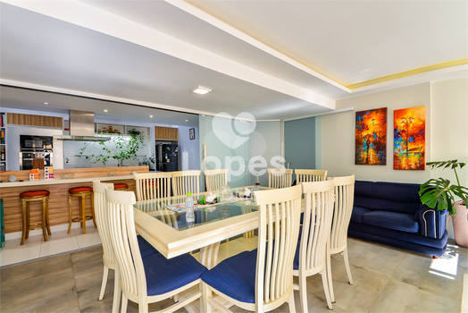 A mesa com as cadeiras ficam no imóvel.